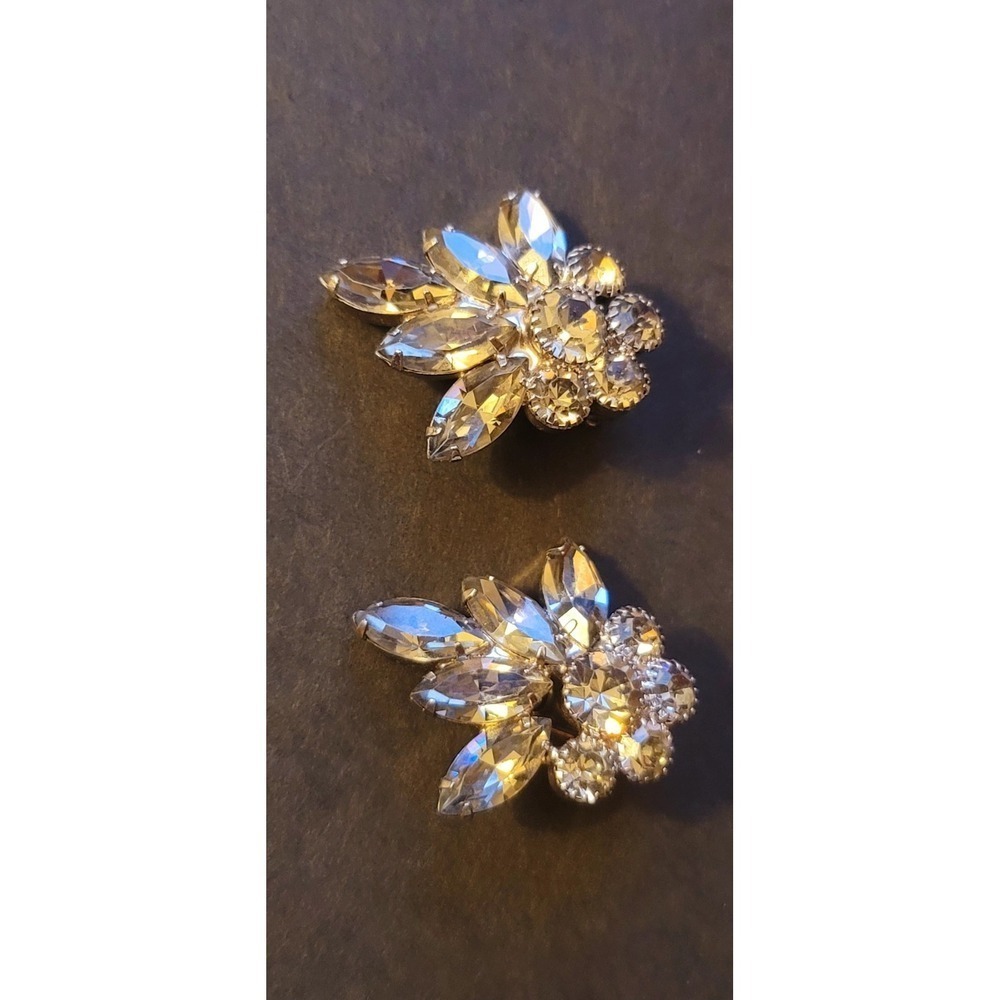 Gorgeous Vintage Silvertone Gray Rhinestone Clip on Earrings - Picture 5 of 9
